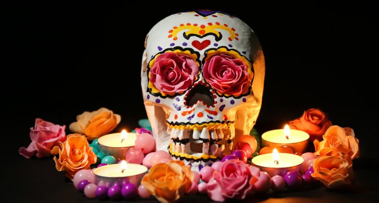 Obispo oficia misa de Día de Muertos