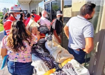 TIENE UNA FRACTURA La obligan a renovar su tarjeta de pensión ¡en camilla!