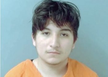 Estudiante arroja pegamento caliente a compañero