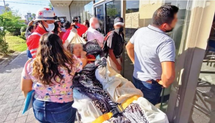 TIENE UNA FRACTURA La obligan a renovar su tarjeta de pensión ¡en camilla!