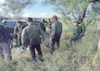 Agentes auxilian a conductor que se volcó