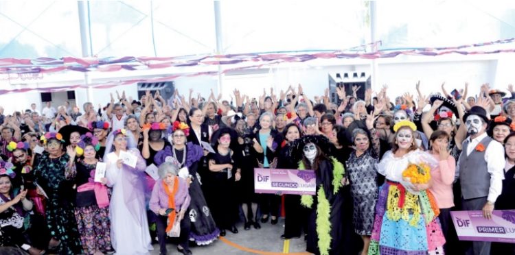 Convive María de Villarreal con Adultos Activos por Día de Muertos