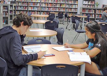 Juez de Texas frena condonación de deudas estudiantiles de Biden