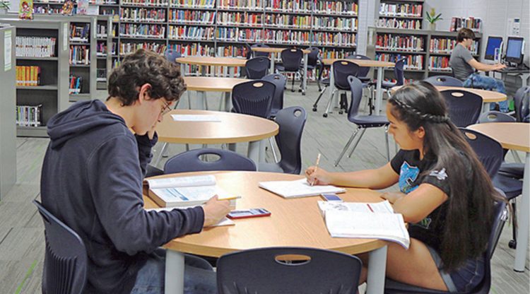 Juez de Texas frena condonación de deudas estudiantiles de Biden