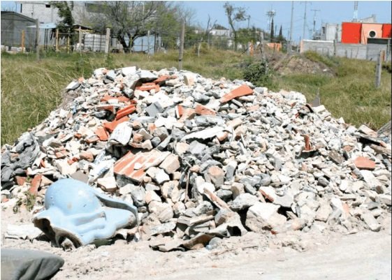 Arrestan a dos personas POR TIRAR ESCOMBRO