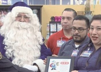 Regresa Blue Santa para repartir miles de regalos de Navidad