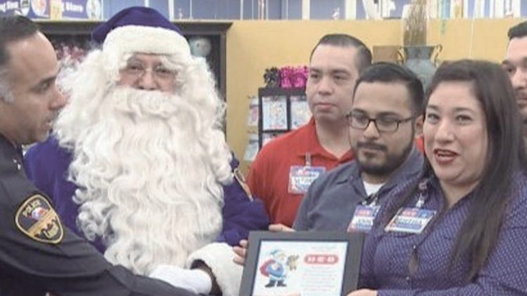 Regresa Blue Santa para repartir miles de regalos de Navidad