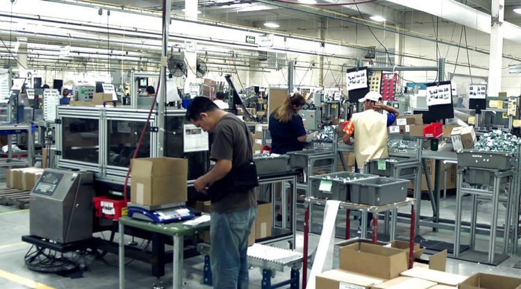 Miles hallan trabajo a través de programas