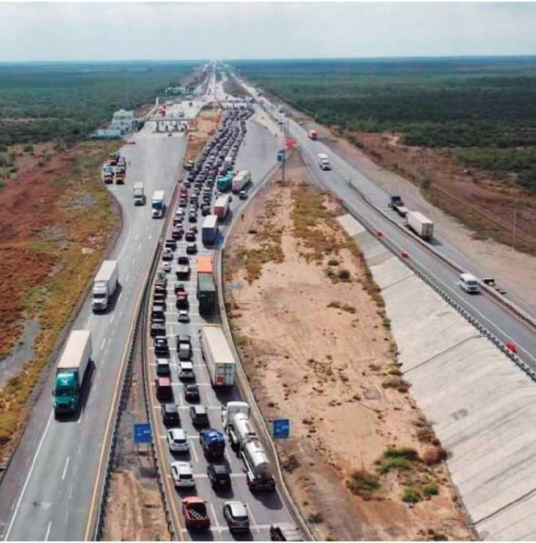 Casetas insuficientes generan filas kilométricas