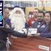 Regresa Blue Santa para repartir miles de regalos de Navidad