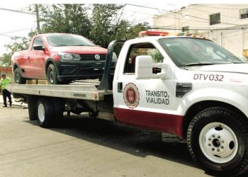‘Limpian’ antigua aduana remolcando AUTOS MAL ESTACIONADOS
