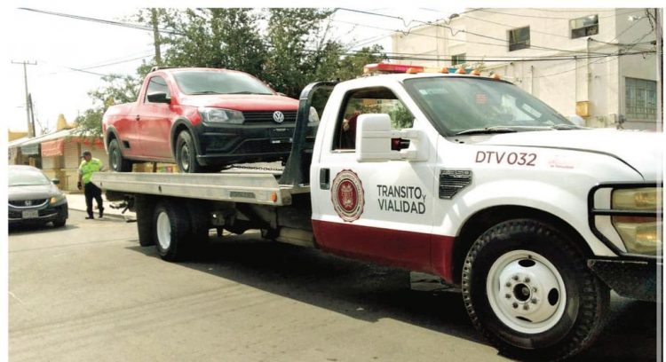 ‘Limpian’ antigua aduana remolcando AUTOS MAL ESTACIONADOS