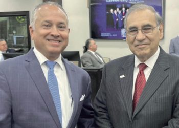 Candidatos a alcalde se saludan y se desean buena suerte