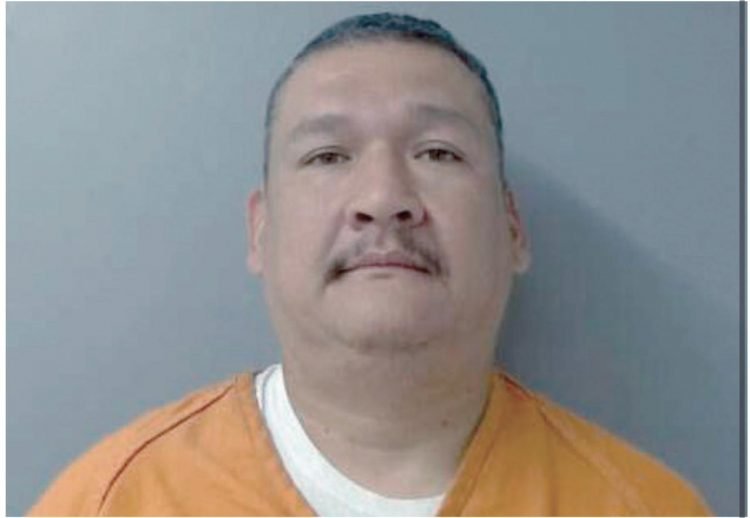 Lo encarcelan por defender a una mujer