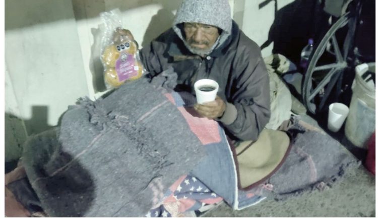 Entrega PCyB cobijas a personas en situación de calle