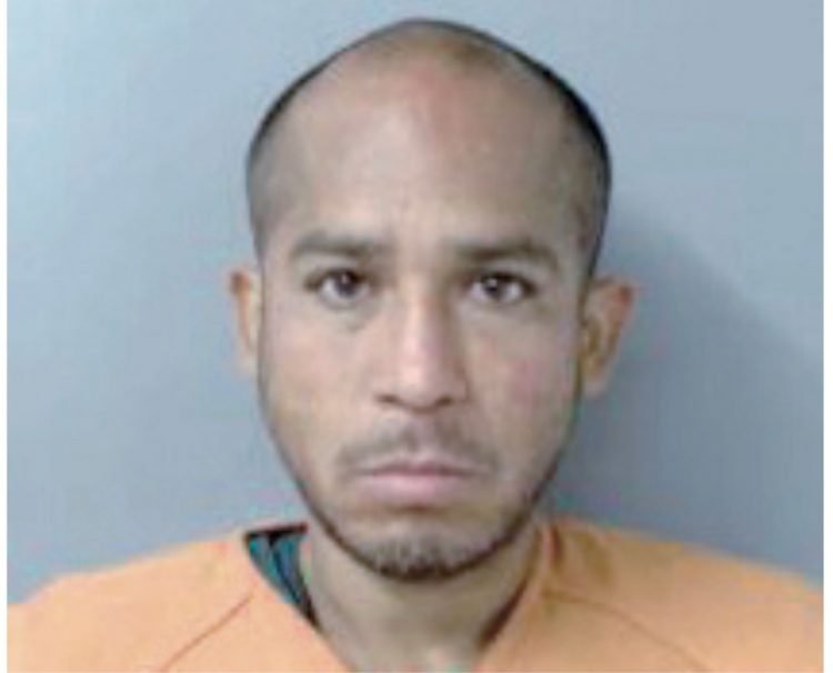 Indigente amenaza con hacerle daño a mujer policía