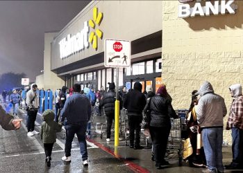 POR BLACK FRIDAY Hacen filas de hasta 12 horas
