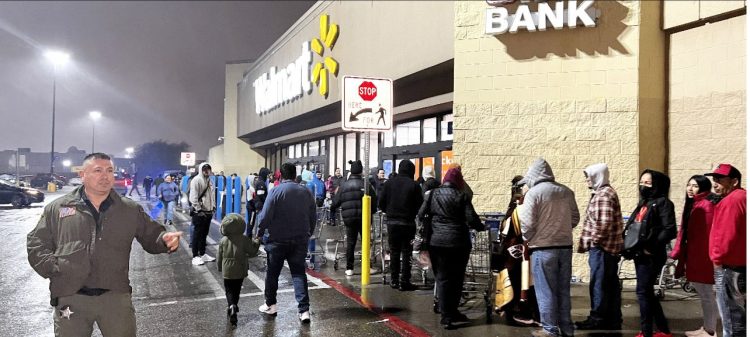 POR BLACK FRIDAY Hacen filas de hasta 12 horas