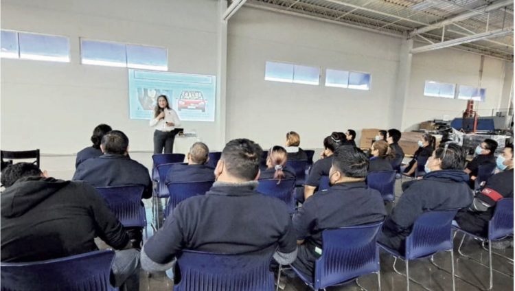 Llevan pláticas de educación vial a maquiladoras