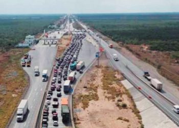 Casetas insuficientes generan filas kilométricas