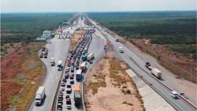 Casetas insuficientes generan filas kilométricas