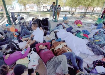 Entre frío y la lluvia migrantes duermen en la calle