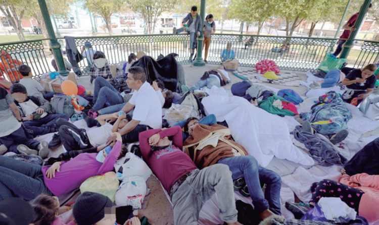 Entre frío y la lluvia migrantes duermen en la calle