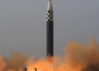 Misiles norcoreanos son disparados al mar