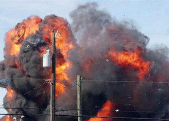 Mueren 6 personas en el choque de aviones