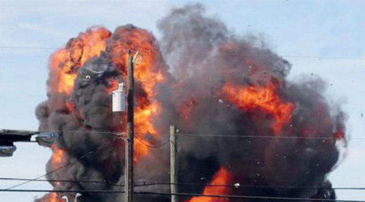 Mueren 6 personas en el choque de aviones