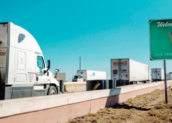Mujeres se instruyen como conductoras de tráiler