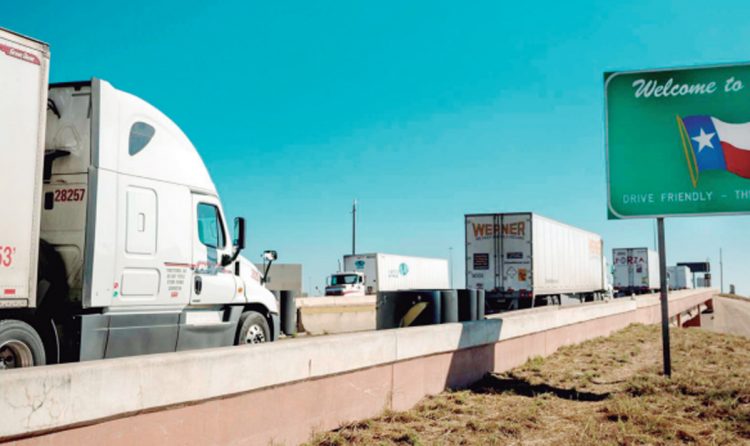Mujeres se instruyen como conductoras de tráiler
