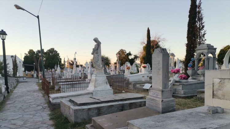 Esperan más de 40 mil  asistentes en los panteones