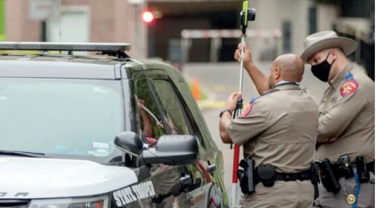 Atrapan a dos polleros con varios extranjeros