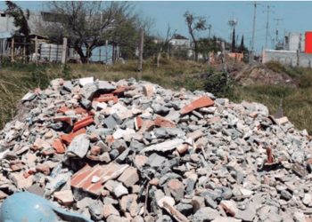 Arrestan a dos personas por tirar escombro