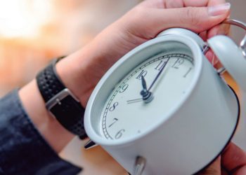 Proponen eliminar horario de verano