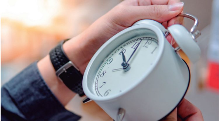 Proponen eliminar horario de verano