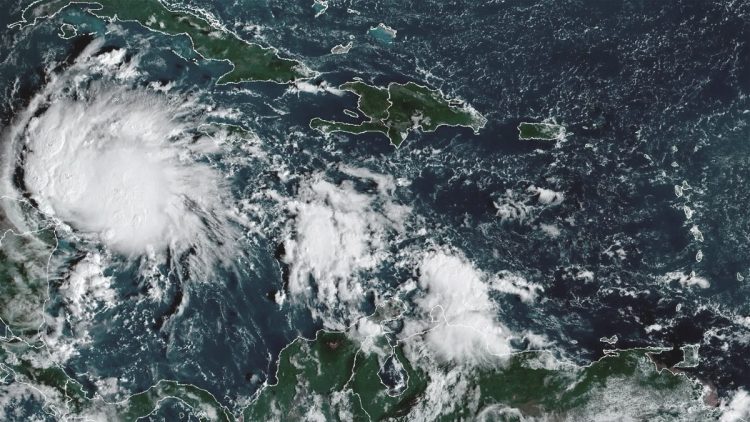 Huracán Lisa Causará Lluvias Intensas en el Sureste de México