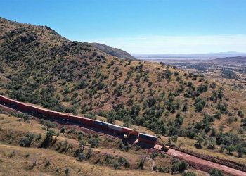 Activistas protestan contra muro de contenedores entre Arizona y México