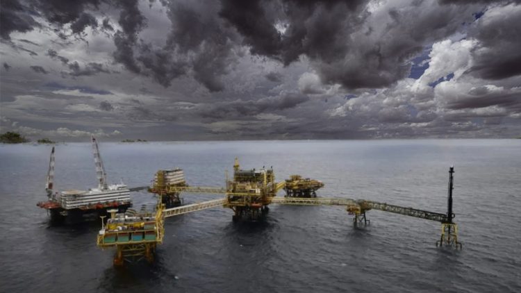 Pemex abandona proyecto para reducir quema de gas natural: Reuters