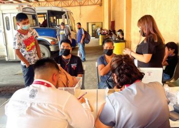 VAN A CENTRALES CAMIONERAS Salen a vacunar contra influenza