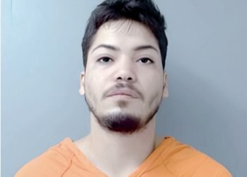 Intenta estrangular a su novia y su bebé
