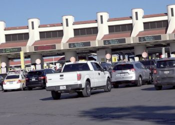 Regresan miles de vehículos de México y agilizarán inspección