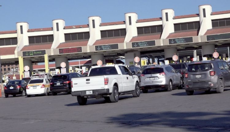 Regresan miles de vehículos de México y agilizarán inspección