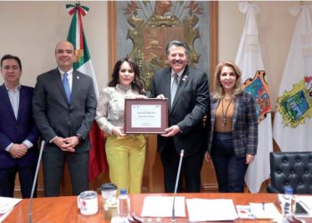 Entregan reconocimiento al Mayor Pete Saenz