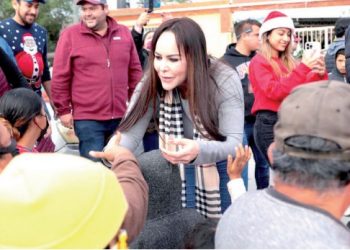 A POBLACIÓN DE BAJOS RECURSOS Entrega Carmen Lilia abrigos, DESPENSAS Y JUGUETES