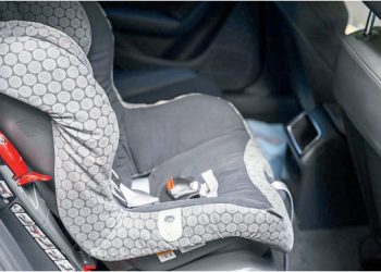 Ponen en riesgo a sus hijos en asientos inadecuados