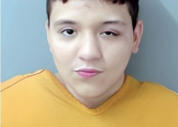 Muerde y patea a un oficial de policía