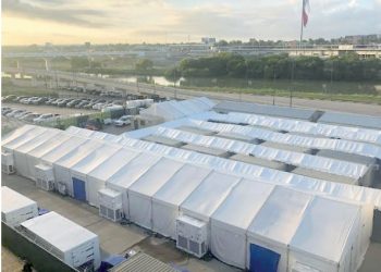 Más de mil indocumentados intentan cruzar a Laredo a diario