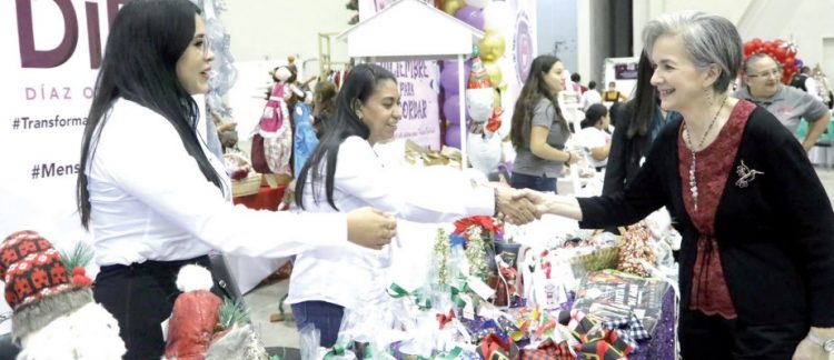 Inaugura María de Villarreal Primer Bazar Navideño